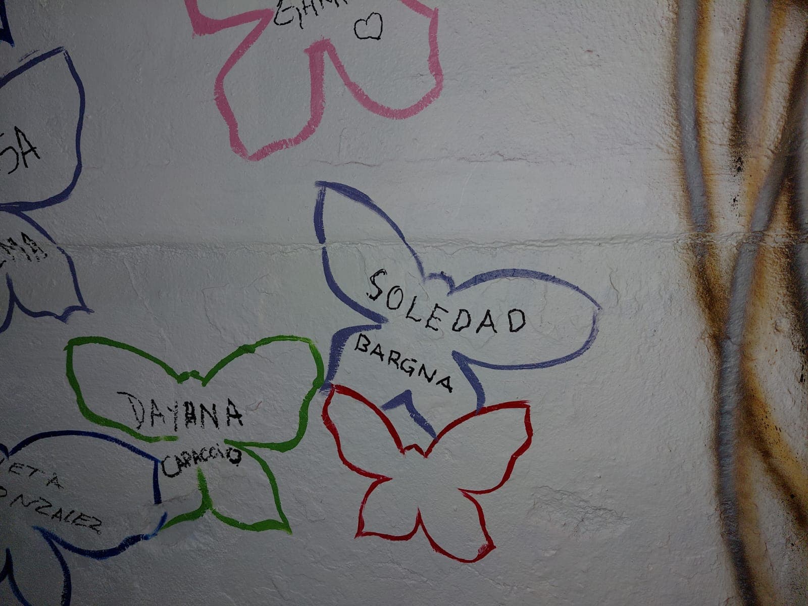 «Homenaje a Wanda Taddei: Inauguración de mural y campaña de firmas contra beneficios procesales.»