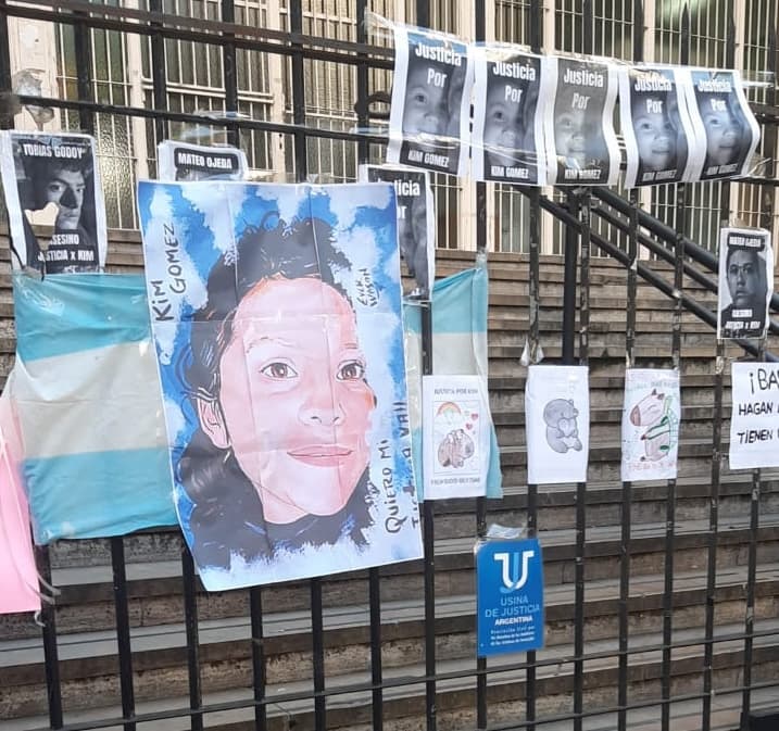 UJ acompaña a los padres de Kim en la marcha frente al Juzgado de menores